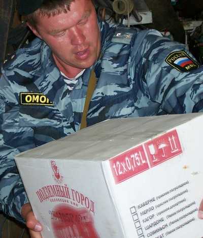 В Брянске задержали курянина с 2360 бутылками подозрительного алкоголя