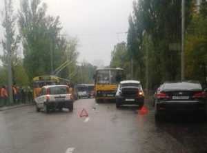 В Брянске столкнулись троллейбус, автобус, легковушки и грузовик