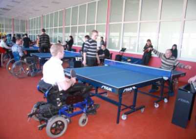 В Брянске проходит теннисный турнир среди инвалидов-колясочников