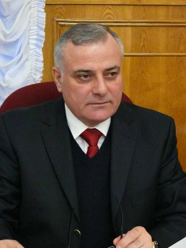 Депутат Брянской Думы Борис Бадырханов может  уйти в Госдуму