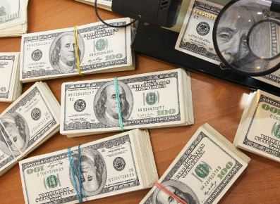 В Брянске калужанка попалась на контрабанде долларов