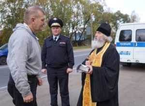 В Бежице священник вручил брянцам памятки вежливого водителя