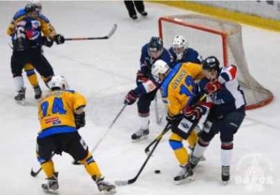 Хоккейный «Брянск» обменялся победами с саровской «Ракетой»