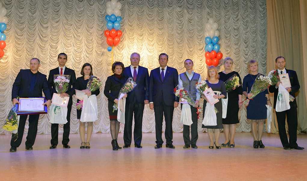 Брянские власти поздравили учителей с праздником