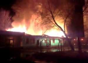 В Брянске сгорело общежитие 111 завода — пострадали взрослые и ребёнок (видео)