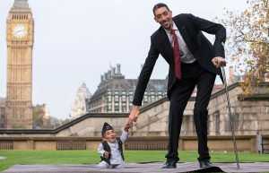 Самый высокий человек в мире встретился с самым маленьким