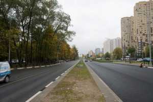 Из-за сухой погоды московские дороги усиленно пылесосят