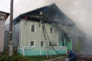 В брянском поселке обгорел двухэтажный дом