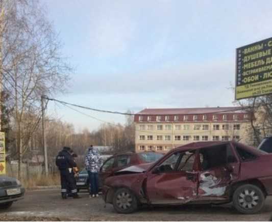 Водитель, устроивший ДТП  у памятника болгарам в Брянске, сбежал