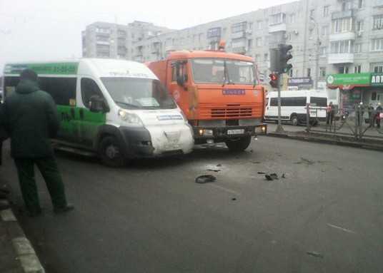 На Московском проспекте Брянска столкнулись  маршрутка и «КамАЗ»