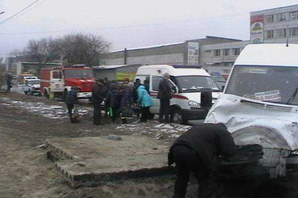 При столкновении маршрутки с «КАМАЗом» в Брянске ранены 3 подростка