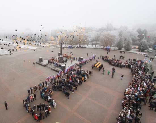 В Брянске в День героев Отечества выпустили в небо 300 шаров