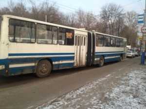 В Брянске автобус на тротуаре покалечил женщину
