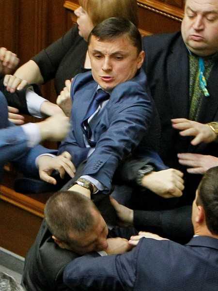 На Украине избили и по распоряжению Порошенко уволили главу района
