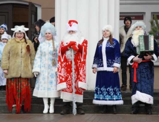 Парад Дедов Морозов собрал в Брянске 50 новогодних волшебников