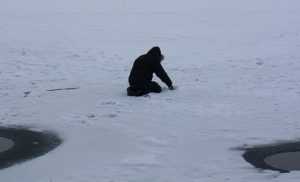 Брянская полиция спасла провалившуюся под лед девушку