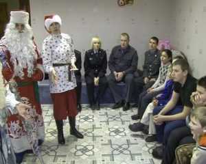 Полицейский Дед Мороз поздравил юных нарушителей закона