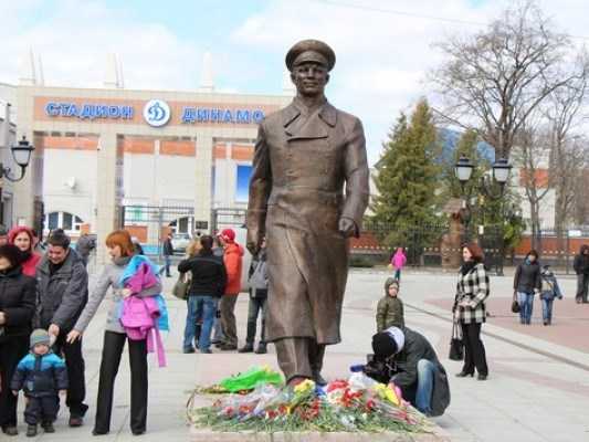 Скандалы-2014: памятник Гагарину, маршрутчики, отравленный пруд