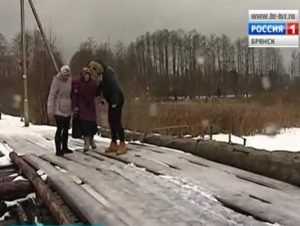 В дятьковском посёлке школьница упала с аварийного  моста