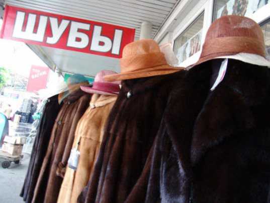 На Центральном рынке Брянска похитили два десятка норковых шуб