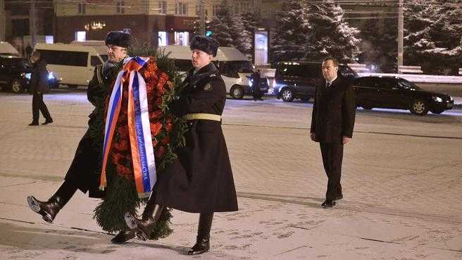 В Брянске Дмитрий Медведев возложил венок к памятнику на площади Партизан
