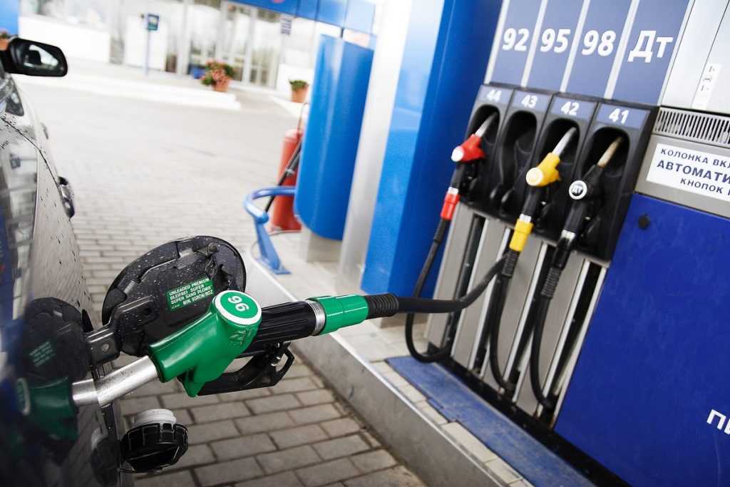Российский бензин из-за обвала рубля стал самым дешевым в Европе