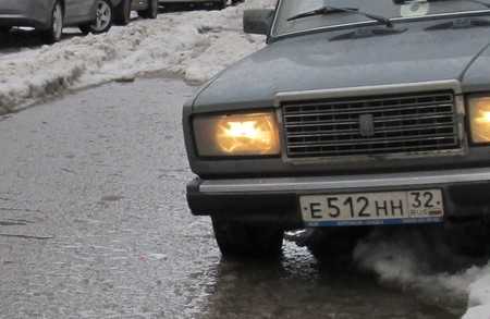 В Брянске из-за половодья поплыли автомобили