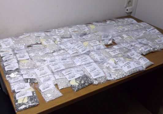 Украинка незаконно везла через Брянск около 5 тысяч серебряных цепочек