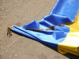 Депутат Рады во избежание новых бед призвал перевернуть флаг Украины