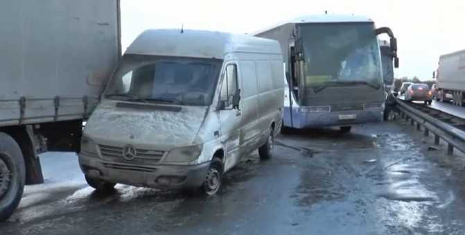 В интернете появилось видео с места ДТП, в которое попал брянский автобус