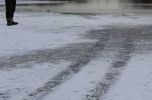 На брянской реке под лед провалился автомобиль – есть пострадавшие