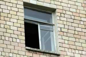 Московский полицейский-наркоман выпал из окна дома в центре Брянска