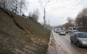 В Брянске из-за прорыва водопровода грунт вымыло на дорогу