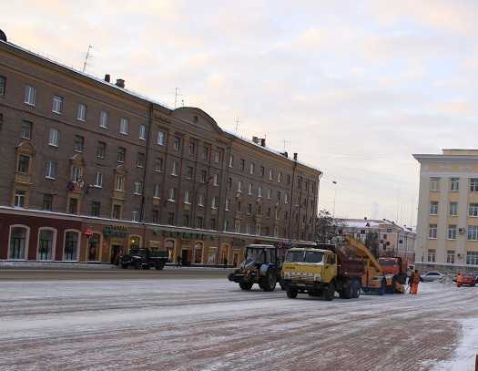 Более 60 машин отправили на очистку улиц Брянска от снега