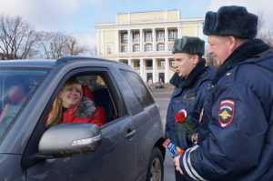 Брянские гаишники поздравили водительниц с 8 марта