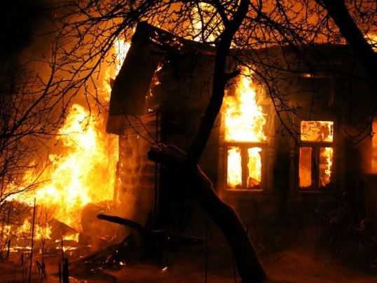 Ночью в  Брянске сгорел дом – пострадали люди