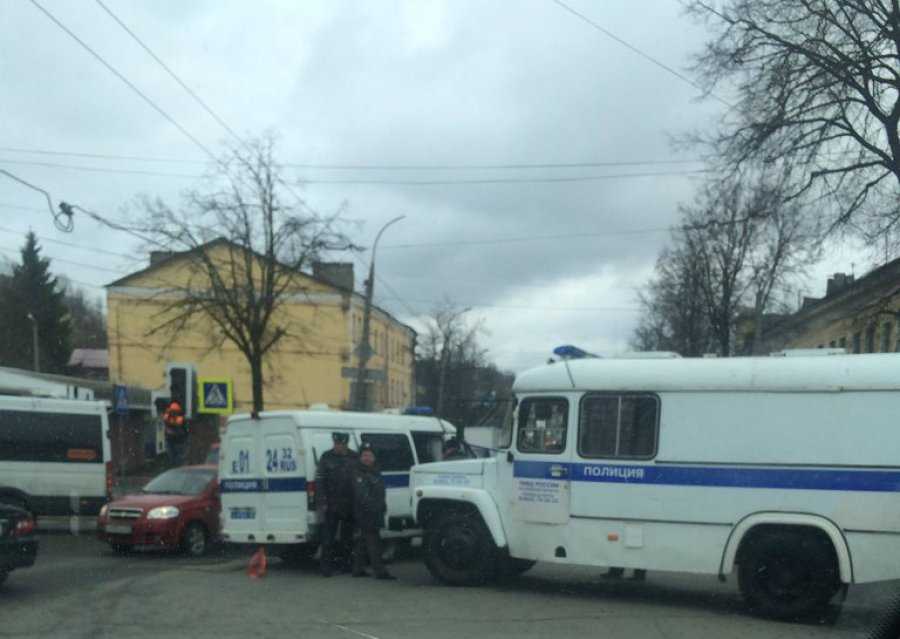 Автомобиль брянских полицейских попал в аварию