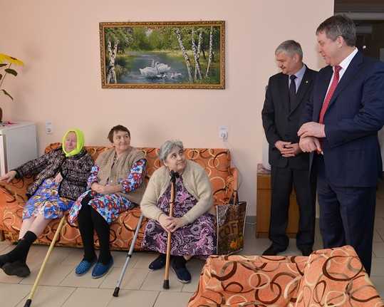 Видные брянские чиновники сдали родных в дом престарелых
