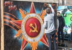 В Брянске художники украсят забор у автовокзала праздничными граффити
