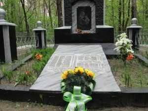 Брянские энергетики отреставрировали памятник семьям партизан в Клинцах