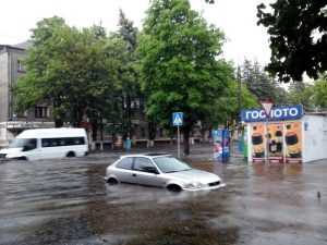 Страшная гроза затопила Брянск – деревья повалены, автомобили поплыли