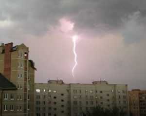 Торговый центр Тимошковых в Брянске поразила молния