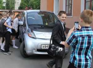 Компания «Брянскэнерго» покатала ребят на электромобиле