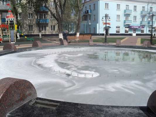 В Новозбыкове хулиганы покрыли метровым слоем пены бассейн фонтана