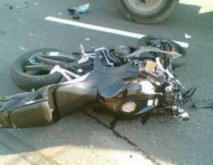 На брянской трассе водитель «ВАЗа» погубил мотоциклиста