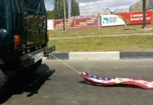 В День России брянец проволок по дороге флаг США