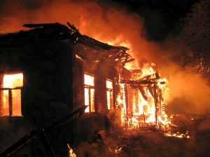 В Клинцах сгорел дом – пострадал человек
