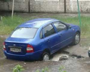 В Брянске провалился очередной автомобиль
