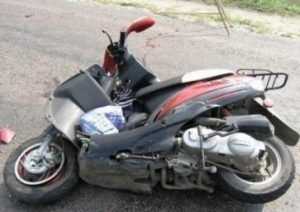 Двое парней пострадали при столкновении скутеров на брянской трассе