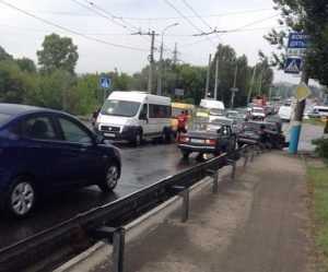 Столкновение трех машин у вокзала Брянск – I вызвало большой затор